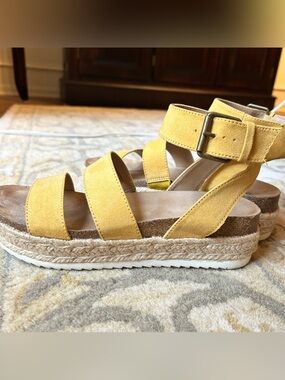 Universal Thread mustard colored sandals, size 9